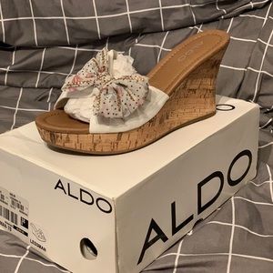 ***SOLD*** White wedges with floral sparkly bows